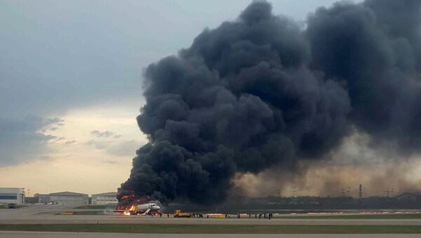 Avión de pasajeros Sukhoi Superjet 100 en llamas en el aeropuerto Sheremétievo de Moscú - Sputnik Mundo