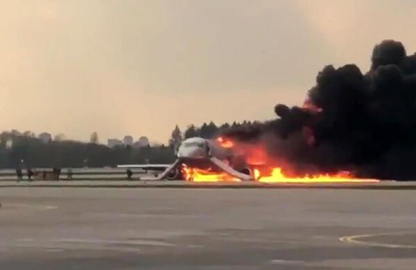 El avión en llamas del aeropuerto de Moscú en imágenes - Sputnik Mundo