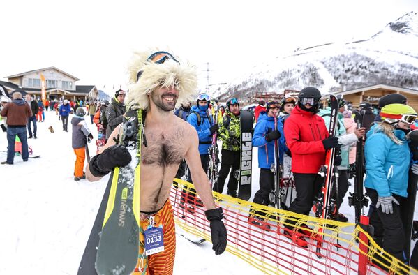 En bikini más allá del círculo polar: así se despiden los rusos de la temporada de esquí - Sputnik Mundo
