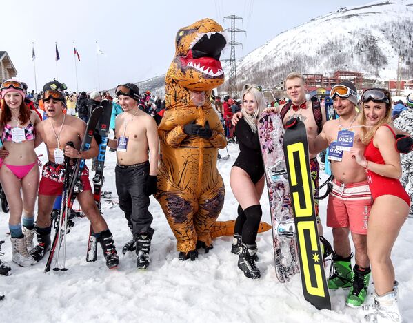 En bikini más allá del círculo polar: así se despiden los rusos de la temporada de esquí - Sputnik Mundo