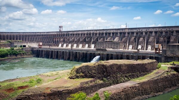 Гидроэлектростанция Итайпу на реке Паране на границе между Парагваем и Бразилией - Sputnik Mundo