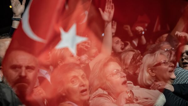 Los ciudadanos con la bandera de Turquía - Sputnik Mundo