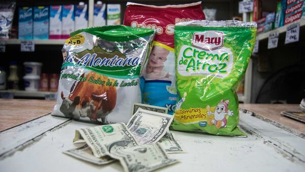 El salario mínimo en Venezuela es equivalente a 7 dólares, calculado a la tasa oficial de 5200 bolívares por dólar, en imágenes qué productos se pueden comprar pagando 7 dólares en un mercado popular del oeste de Caracas - Sputnik Mundo