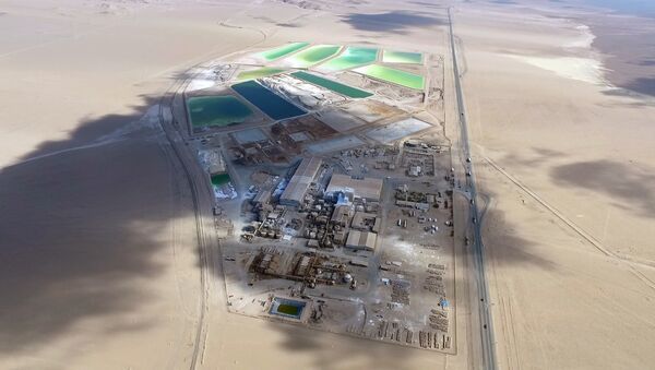 Piscinas de salmuera en el salar de Atacama de la empresa SQM, principal extractora de litio de Chile - Sputnik Mundo