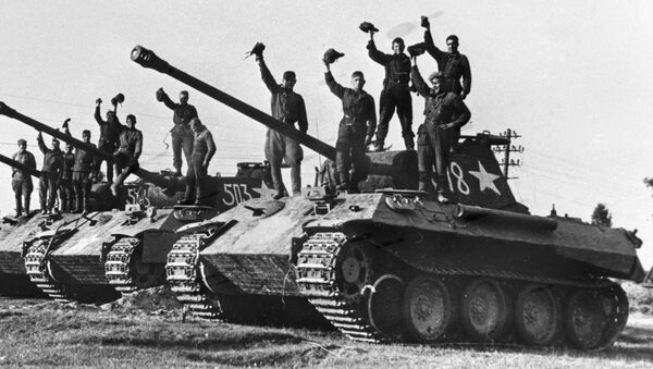 Soldados soviéticos sobre tanques alemanes durante la Segunda Guerra Mundial - Sputnik Mundo