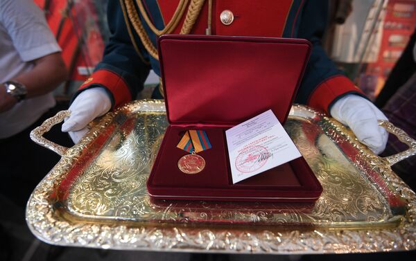 La medalla 'Por la consolidación de la comunidad militar' entregada al pintor español Augusto Ferrer-Dalmau Nieto - Sputnik Mundo