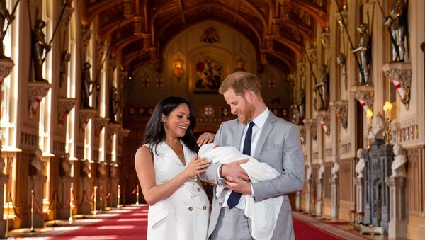 La duquesa y el duque de Sussex, Meghan Markle y el príncipe Enrique con su bebé - Sputnik Mundo