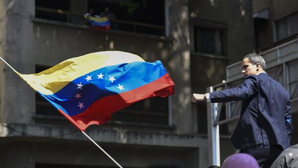 Juan Guaidó, líder opositor de Venezuela junto a la bandera de oposición de Venezuela - Sputnik Mundo