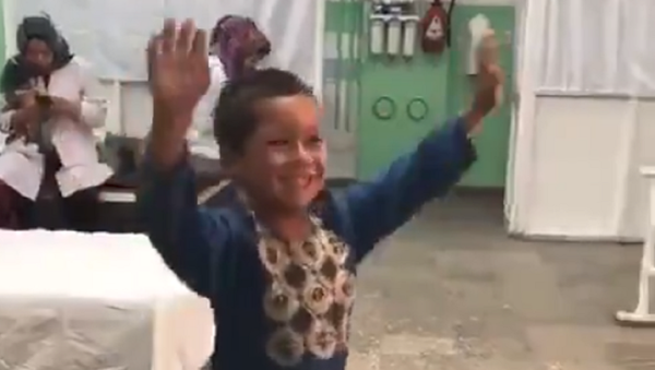 El conmovedor baile de un niño afgano al recibir una nueva pierna - Sputnik Mundo