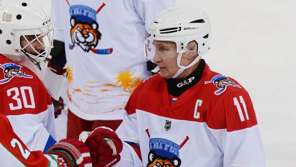 El presidente ruso, Vladímir Putin, juega al hockey - Sputnik Mundo