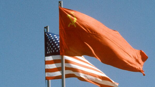 La banderas de la URSS y EEUU - Sputnik Mundo