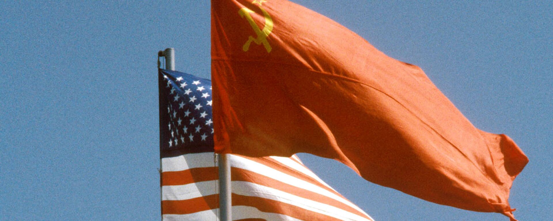 La banderas de la URSS y EEUU - Sputnik Mundo, 1920, 05.03.2021