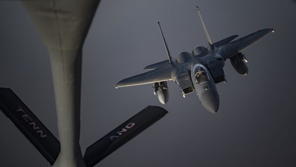 Un F-15C Eagle se prepara para recibir combustible de un KC-135 Stratotanker, 12 de mayo de 2019 - Sputnik Mundo