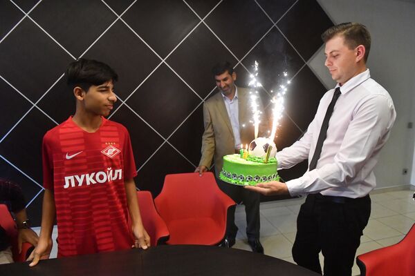 El 'chico de la foto' Kasim Alkadim celebra su cumpleaños en Moscú - Sputnik Mundo