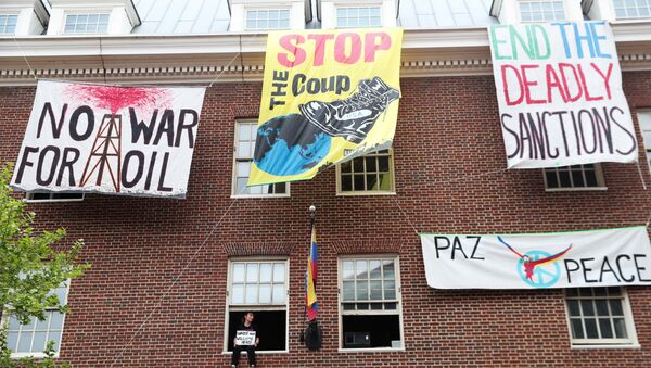 Carteles en la embajada de Venezuela en Washington - Sputnik Mundo
