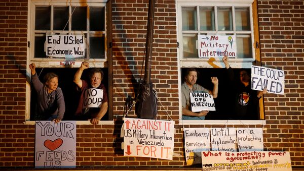 Activistas en la embajada de Venezuela en Washington, EEUU - Sputnik Mundo