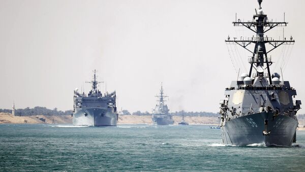El grupo de combate del USS Abraham Lincoln atraviesa el canal de Suez (archivo) - Sputnik Mundo