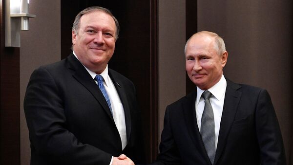 El secretario de Estado de EEUU, Mike Pompeo, y el presidente de Rusia, Vladímir Putin - Sputnik Mundo