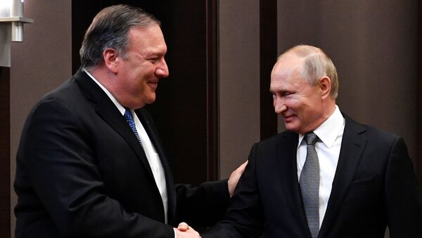 El secretario de Estado de EEUU, Mike Pompeo, junto al presidente de Rusia, Vladímir Putin - Sputnik Mundo