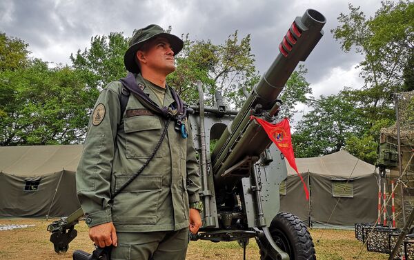 Primer Teniente, Osman García, Grupo de Artillería G/J José La Cruz Carrillo junto a un sistema de armas de 105 mm - Sputnik Mundo