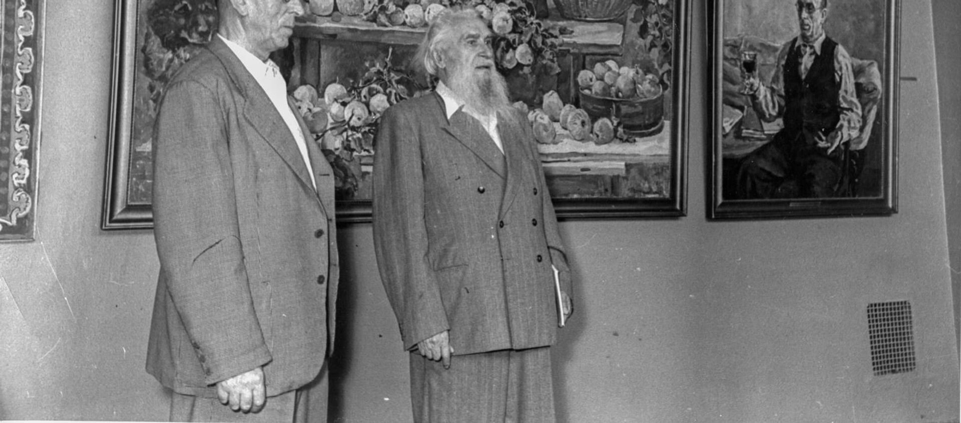 El pintor y escultor español, Alberto Sánchez (izqd) y el escultor ruso, Sergúei Koniónkov - Sputnik Mundo, 1920, 15.05.2019