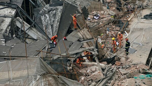 El colapso de un edificio en Shanghái - Sputnik Mundo