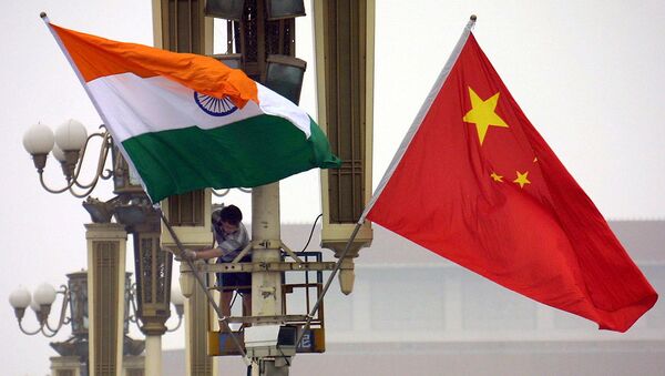 Banderas de la India y China (archivo) - Sputnik Mundo