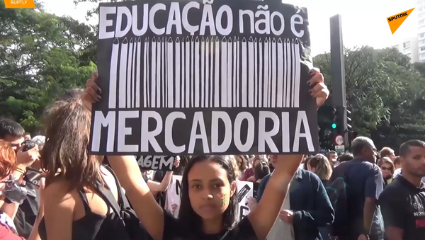 Estudiantes brasileños protestando contra los recortes (archivo) - Sputnik Mundo