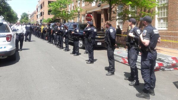 Los policías frente la Embajada de Venezuela en Washington - Sputnik Mundo