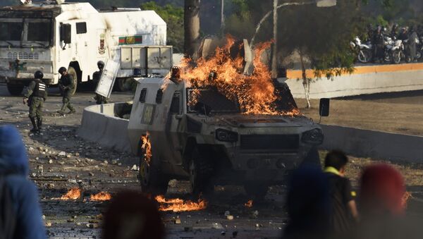 Disturbios en Venezuela el 30 de abril de 2019, el día que el opositor Juan Guaidó lideró la escaramuza contra el presidente Nicolás Maduro en el marco de la llamada 'Operación Libertad' - Sputnik Mundo