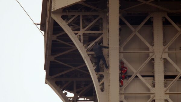 Un hombre intenta escalar la Torre Eiffel  - Sputnik Mundo