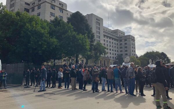 Manifestantes en apoyo a Cristina Fernández fuera de la sede judicial de Comodoro Py - Sputnik Mundo
