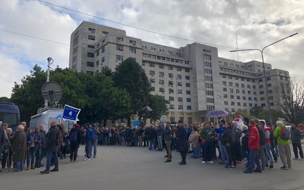 Manifestantes a favor de Cristina Fernández fuera de la sede judicial de Comodoro Py - Sputnik Mundo