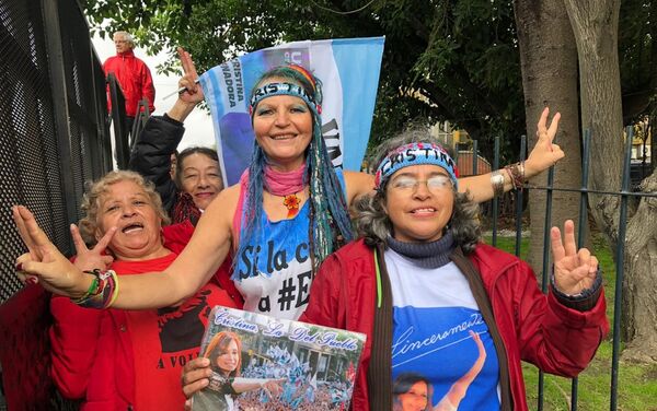 Simpatizantes de Cristina Fernández saludan a la cámara fuera de la sede judicial de Comodoro Py - Sputnik Mundo