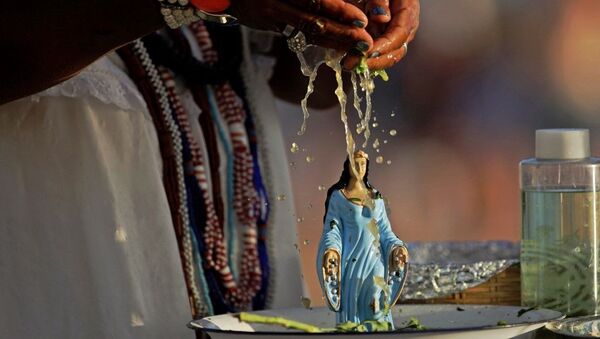 Esfigie de Iemanjá durante un culto de la religión candomblé en Salvador de Bahía, Brasil - Sputnik Mundo