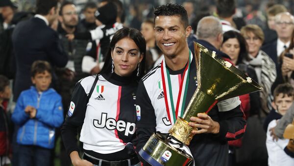 Cristiano Ronaldo sostiene el trofeo de la Serie A de fútbol - Sputnik Mundo