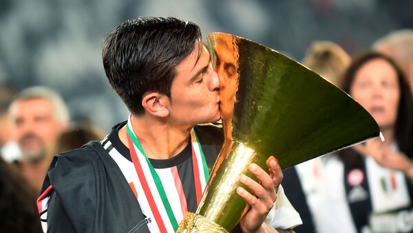 Paulo Dybala besando la copa de la Liga Italiana - Sputnik Mundo