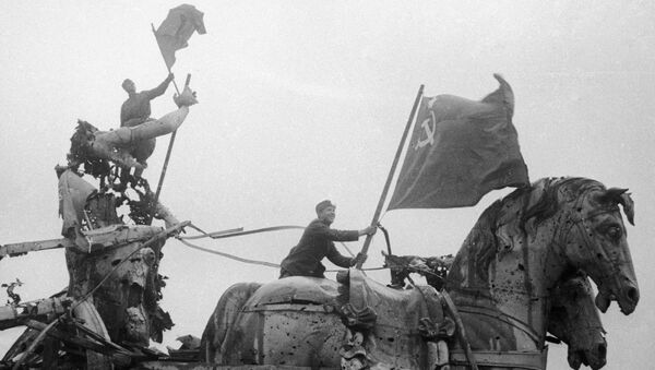 Солдаты водружают советские знамена над Бранденбургскими воротами. - Sputnik Mundo