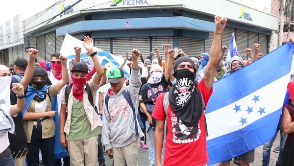 Violentos enfrentamientos estallan en Honduras durante unas protestas contra las reformas - Sputnik Mundo