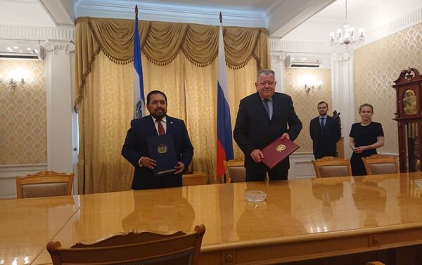 El embajador de El Salvador en Rusia, Efrén Arnoldo Bernal Chévez, y el viceministro de Exteriores ruso Oleg Siromólotov - Sputnik Mundo