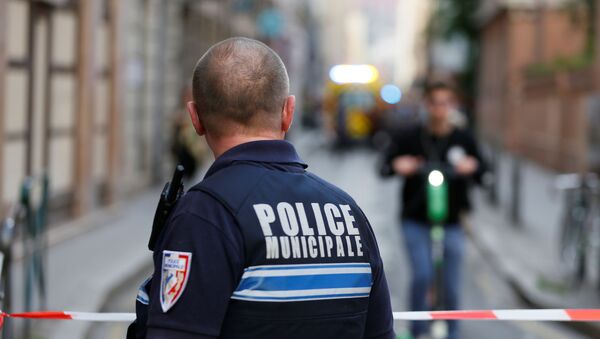 Un policía frances en el lugar de la explosión en Lyon - Sputnik Mundo