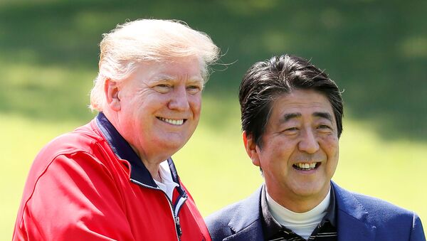 El presidente de EEUU, Donald Trump junto al primer ministro de Japón Shinzo Abe - Sputnik Mundo