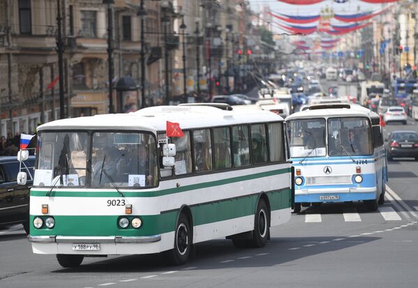 Desde buses hasta autos de carreras: los vehículos 'retro' invaden las calles de Moscú y San Petersburgo - Sputnik Mundo