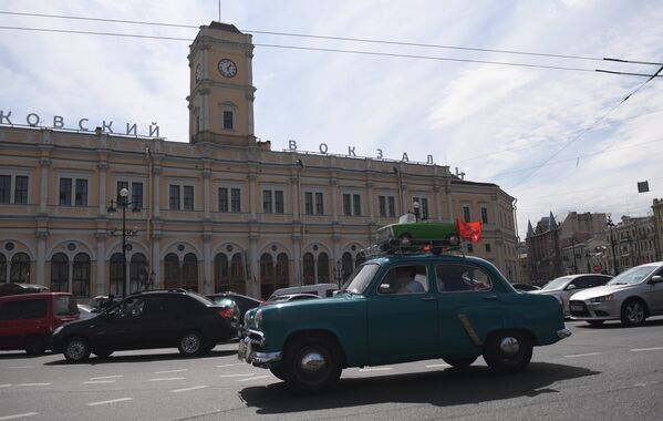 Desde buses hasta autos de carreras: los vehículos 'retro' invaden las calles de Moscú y San Petersburgo - Sputnik Mundo