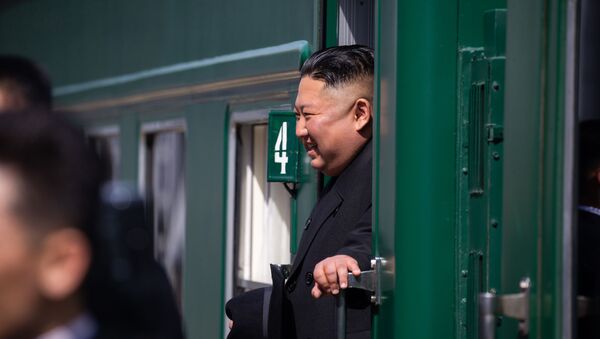 Kim Jong-un, líder norcoreano, en su tren - Sputnik Mundo