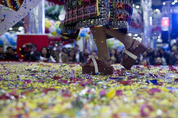 Bolivia elige a la reina del colorido festival Señor del Gran Poder - Sputnik Mundo