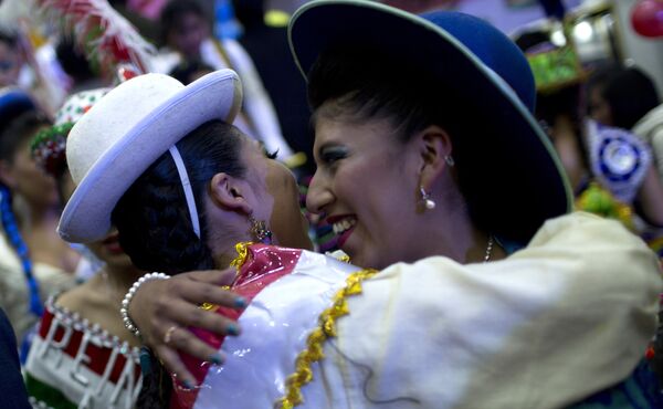 Bolivia elige a la reina del colorido festival Señor del Gran Poder - Sputnik Mundo