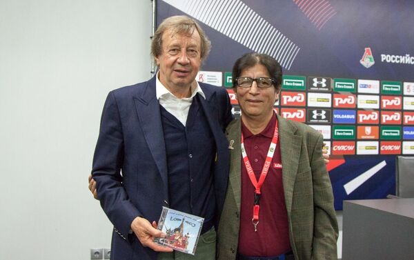 Con Yury Pávlovich Siomin (iz.), el entrenador del FC Lokomotiv, Sub-campeón de la Premier Liga de Rusia 2019, y Campeón de la Copa de Rusia 2019 - Sputnik Mundo