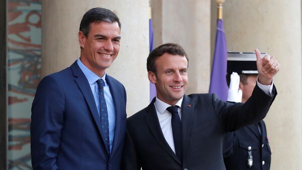 El presidente de Francia, Emmanuel Macron, junto a su homólogo español, Pedro Sánchez - Sputnik Mundo