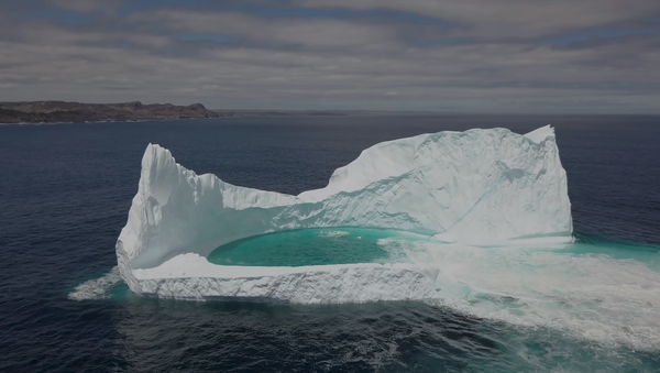 Un dron registra una rara laguna flotante en la costa de Canadá - Sputnik Mundo